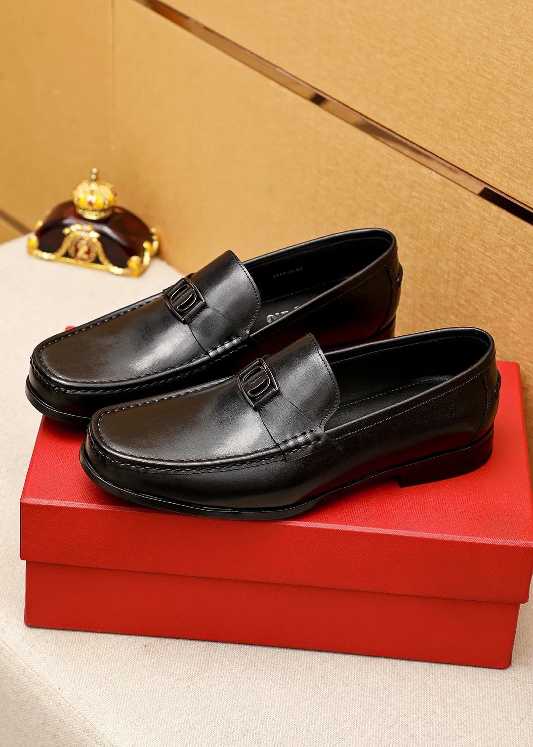 Men's shoes 💰460 💐 Product trademark: Ferragamo "Ferragamo" casual leather shoes Regular size: 38-44 (45.46🉑️customized) Product materials: Selected imported first-layer calfskin upper + luxury hardware buckle, imported water-dyed cowhide leather lining. Strong three-dimensional visual effect, original rubber outsole Color: 1⃣️color optional